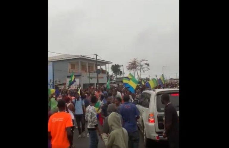 Bucurie în Gabon după lovitura de stat. Oamenii au ieșit pe străzi și aplaudă militarii. Președintele Ali Bongo, în arest la domiciliu
