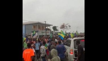 oameni pe străzi în Gabon cu steaguri