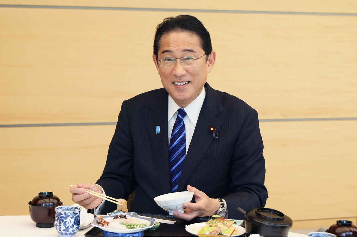 Prim-ministrul Japoniei mănâncă pește prins la Fukushima: "Este foarte bun"