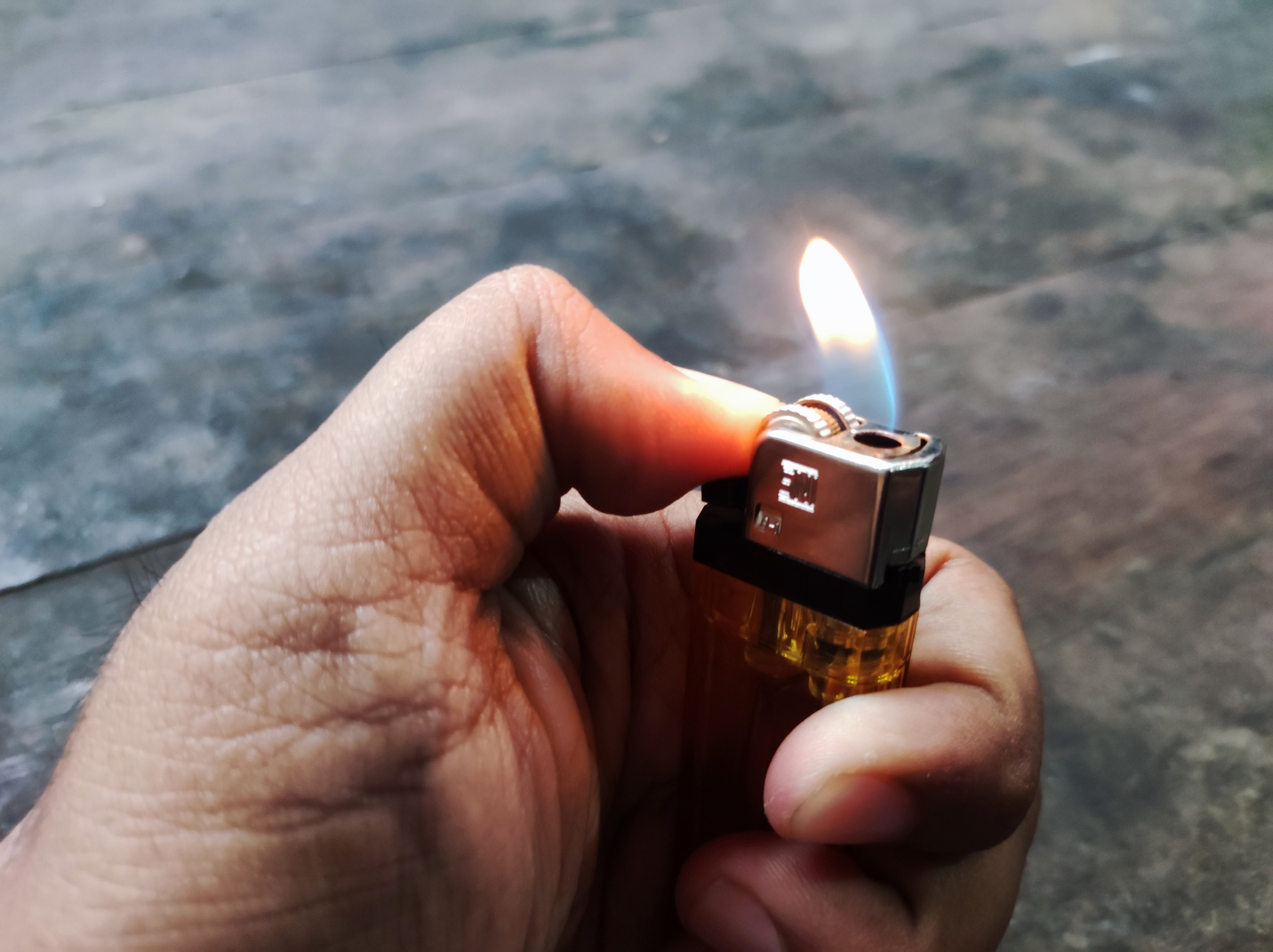 Răzbunare la beție. Un bărbat din Vaslui a incendiat gardul casei unei femei, pentru că ginerele ei nu a vrut să-i mai vândă băutură