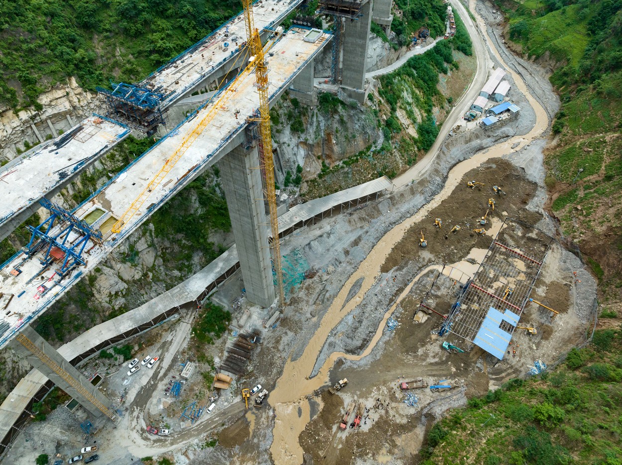 Inundații catastrofale în China. O uzină în care lucrau peste 200 de oameni a fost înghiţită de ape. Patru morți, zeci de dispăruți