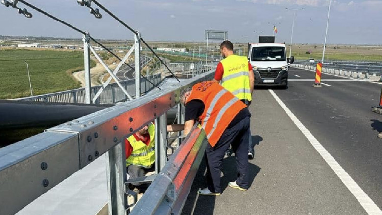 oameni care verifica suruburile de la parapetele podului de la braila