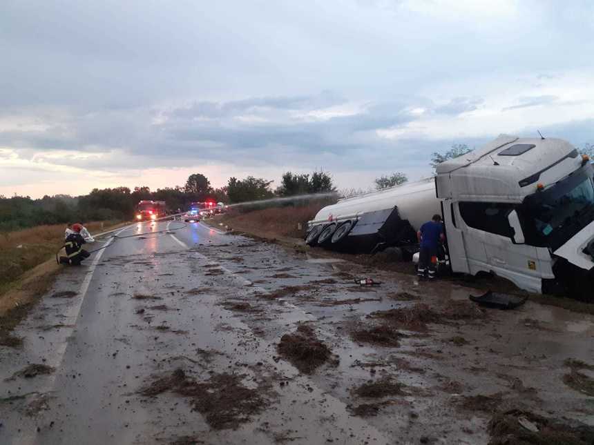 FOTO. Cisternă cu 33 de tone de combustibil, răsturnată după coliziunea cu un autoturism pe DN24. Două persoane au fost rănite