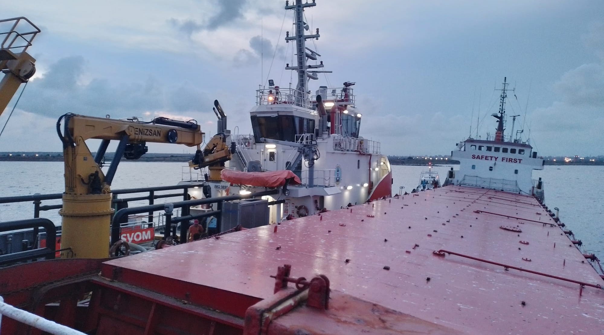 Nava în pericol de scufundare în Portul Constanța se redresează. Puntea principală a ieșit de sub apă
