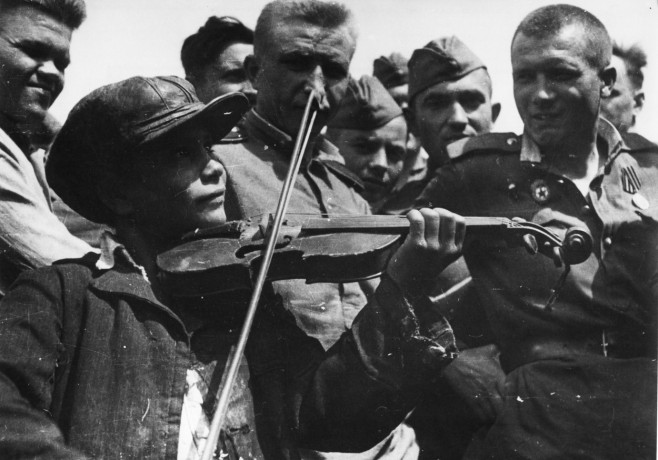 WWII / Rumanian child plays violine