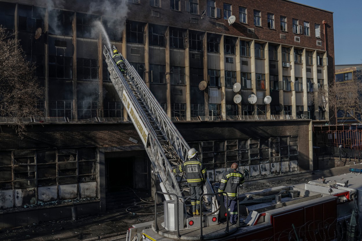 Tragedie la Johannesburg. Cel puţin 73 de morți într-un incendiu uriaș