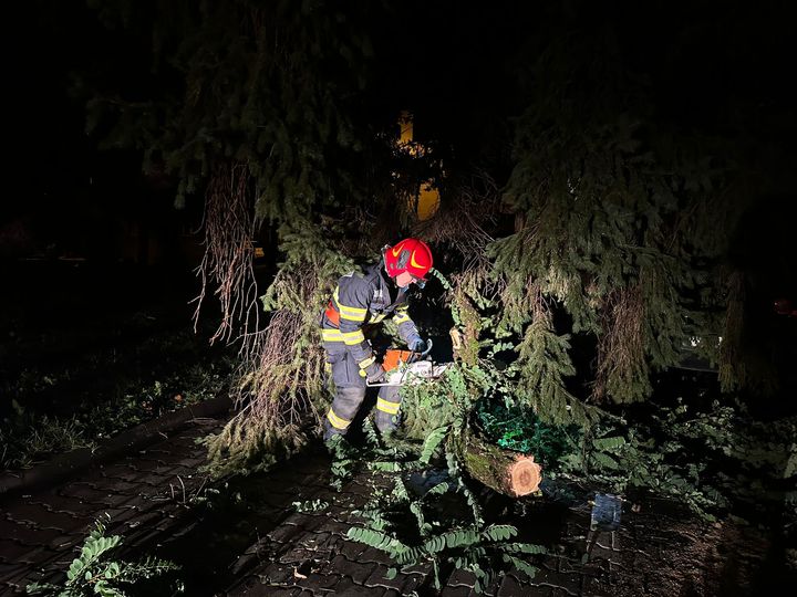 Furtunile au făcut ravagii în aproape toată țara. Mai multe case au fost inundate, iar zeci de localități au rămas fără curent electric