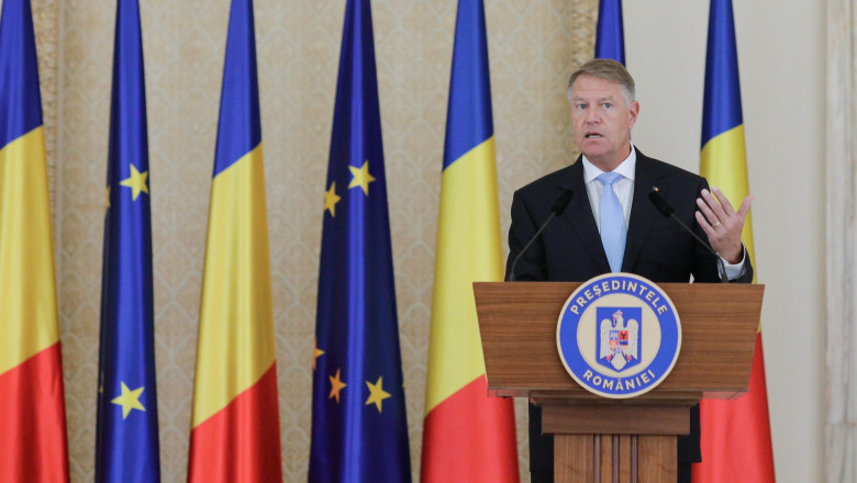 Klaus Iohannis la Palatul Cotroceni cu steagurile UE și ale României ]n spate