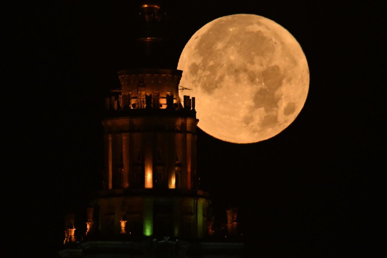 GALERIE FOTO. Cum s-a văzut „Superluna Albastră” în lume, un fenomen inedit care va mai avea loc abia peste 14 ani