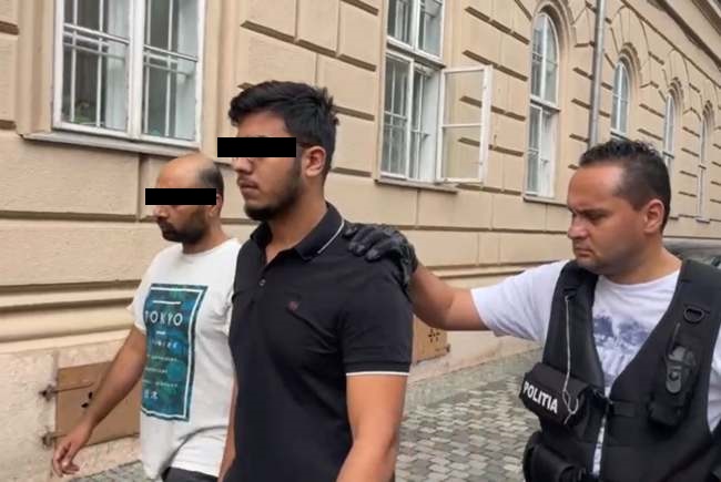 Ororile prin care a trecut tânărul decedat, care a vrut să evadeze de la etajul 5 pe o frânghie din cearceafuri. Agresorii, arestați