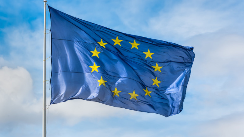 steagul uniunii europene flutură pe cer