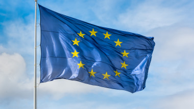 steagul uniunii europene flutură pe cer