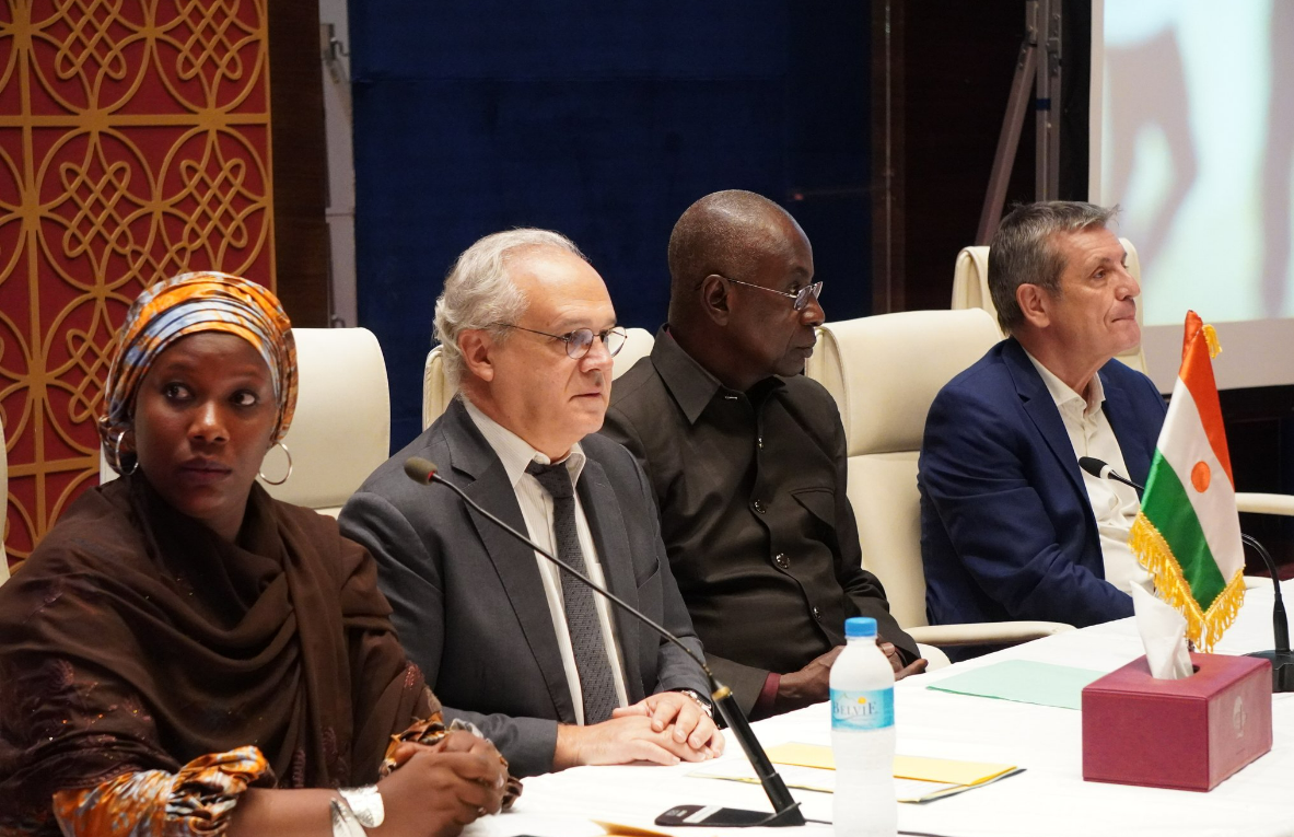 Junta militară din Niger cere poliției să-l expulezeze pe ambasadorul Franței