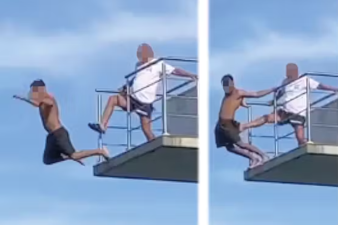 Momentul șocant în care un salvamar împinge cu piciorul un tânăr în bazin de pe o platformă înaltă de 10 metri