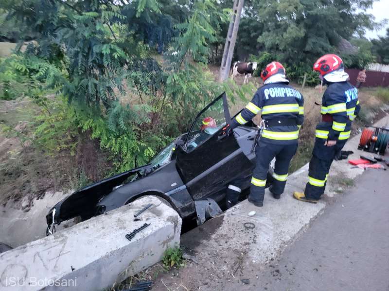 FOTO. Un copil de un an și doi adulți au murit după ce maşina în care se aflau s-a răsturnat în afara drumului