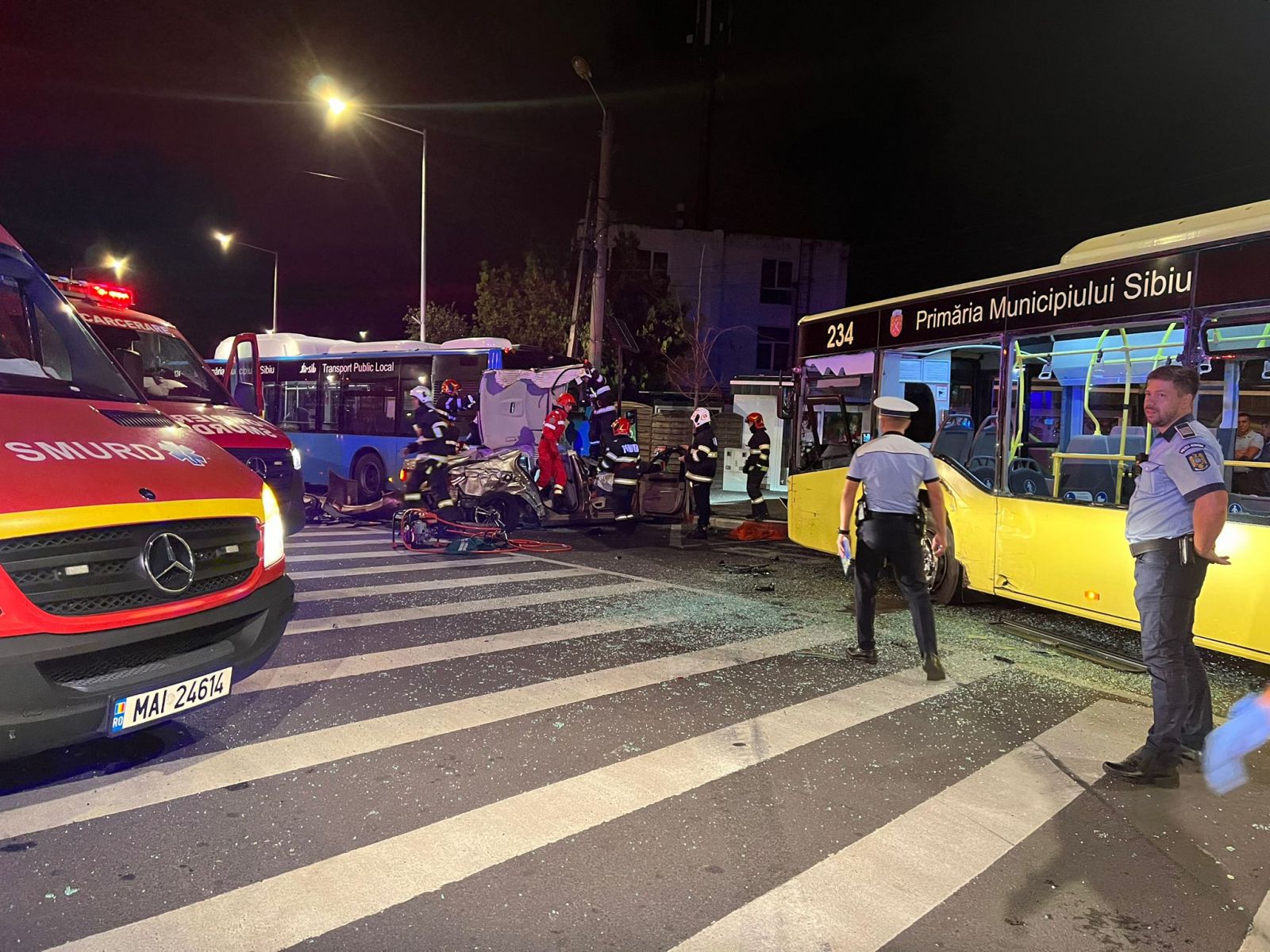 FOTO. Mașină făcută praf după ce a intrat în două autobuze staționate, în Sibiu. Două persoane, încarcerate