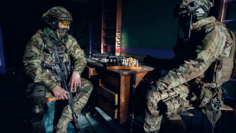Militari ucraineni joacă șah
