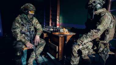Militari ucraineni joacă șah