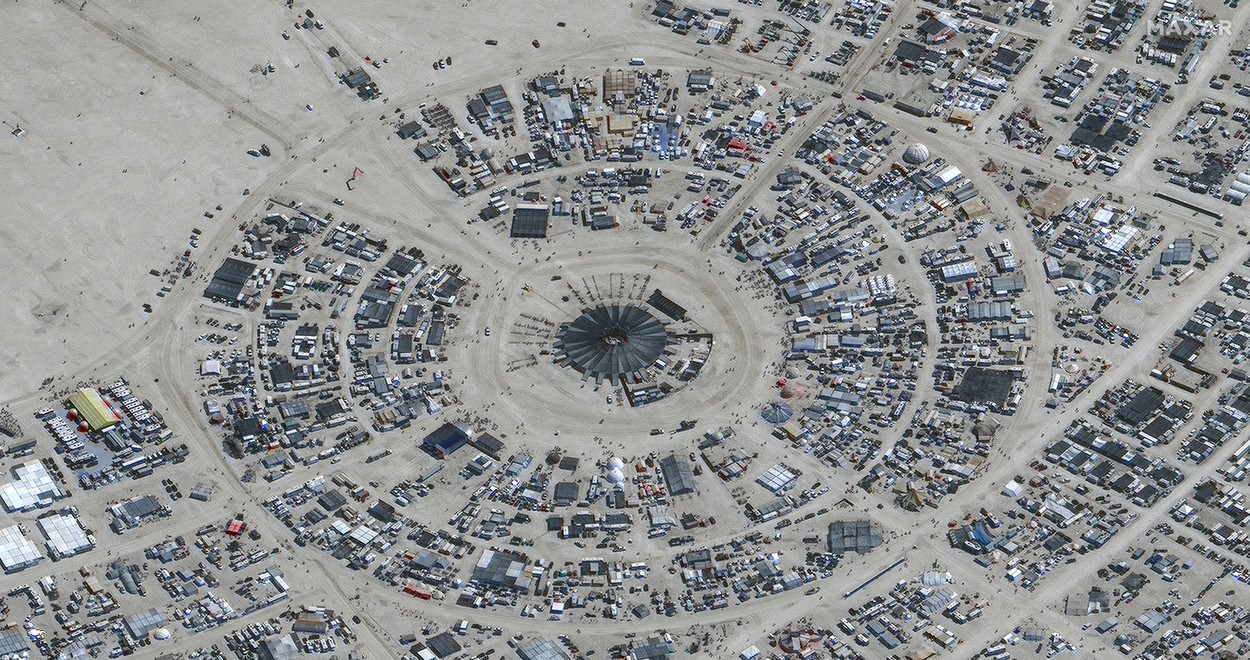 O persoană a murit la festivalul Burning Man, alte 70.000 sunt blocate. "Noroiul acționează ca nisipurile mişcătoare"