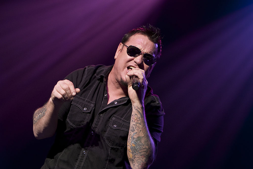 „Din păcate, va mai fi cu noi pentru o perioadă scurtă”. Fostul solist al trupei rock Smash Mouth este grav bolnav