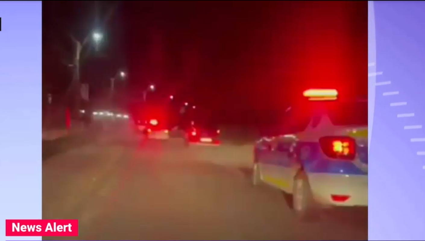 VIDEO. Urmărire ca în filme în trafic. Un șofer de 18 ani, băut și fără permis, a intrat într-o mașină de poliție și a fugit în pădure