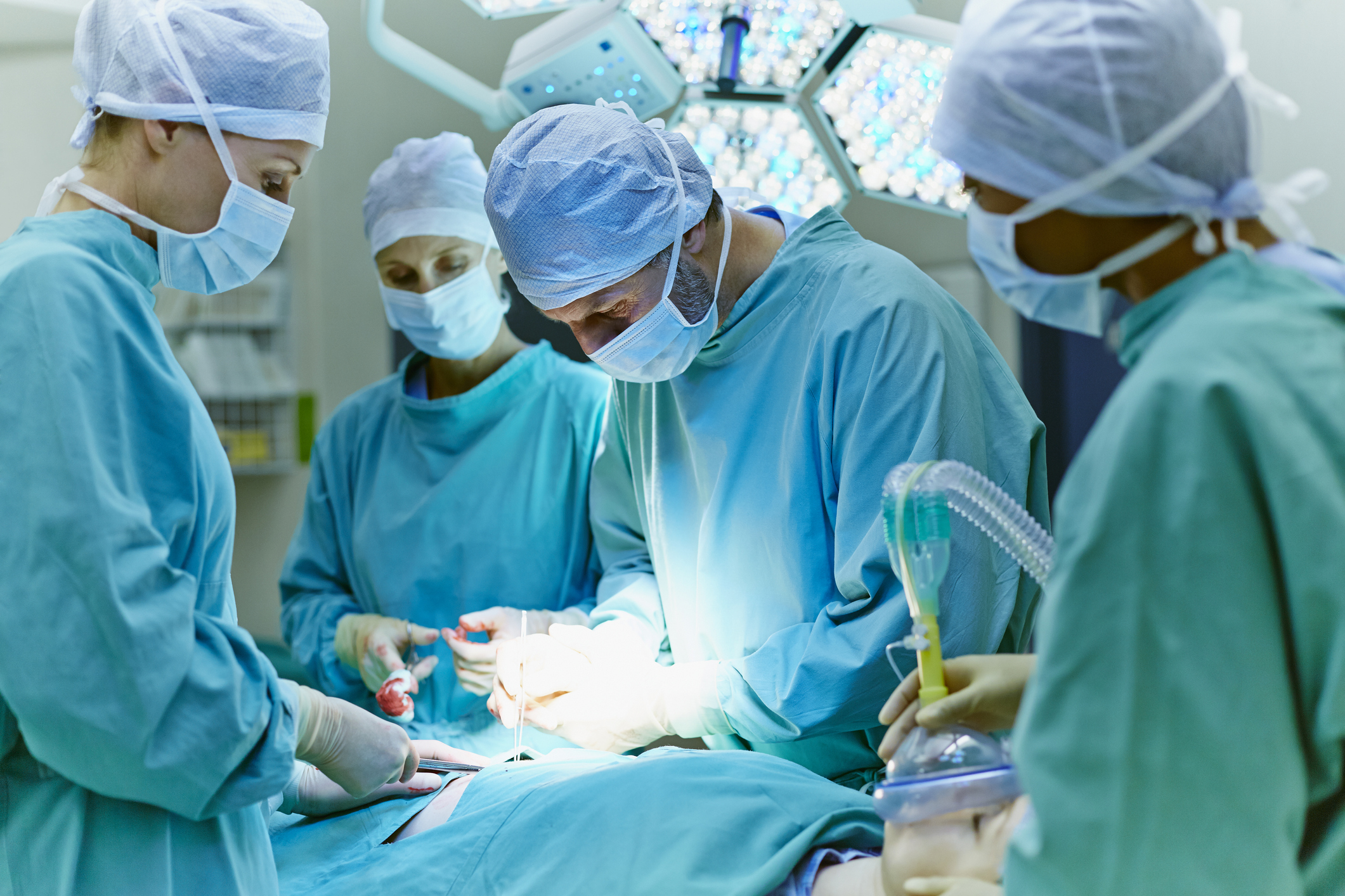 O femeie care a avut dureri după cezariană a descoperit după 18 luni că medicii au uitat în ea un instrument de mărimea unei farfurii