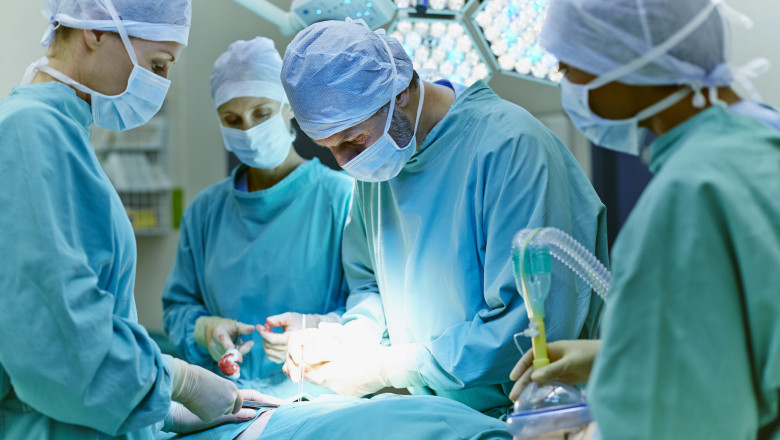 medici in timpul operației