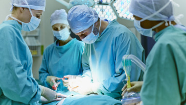 medici in timpul operației
