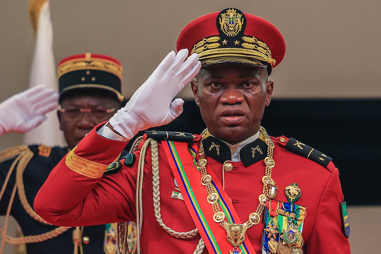 Liderul loviturii militare de stat din Gabon s-a pus președinte. Nguema a depus jurământul în salve de tun