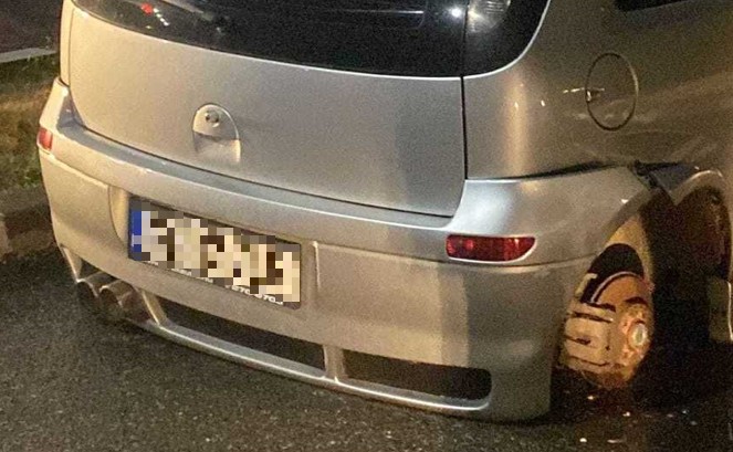 Trei bărbați au furat doar 3 roți de la o mașină aflată în parcarea unui mall. Ce i-a împiedicat să o ia și pe a patra