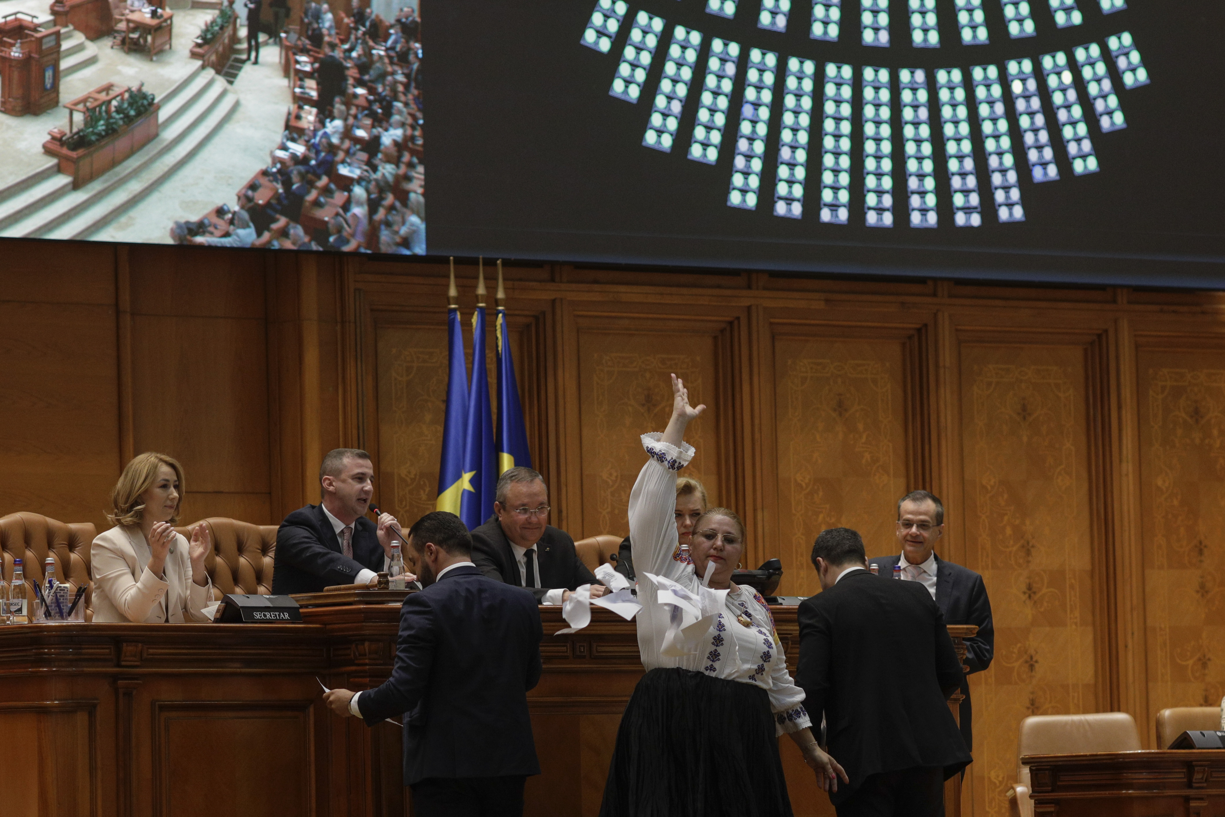 Ciucă le cere senatorilor "mobilizare exemplară": Fără circ și fără gesturi la limita bunului simț