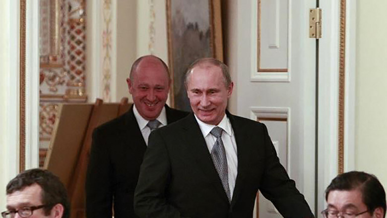 Vladimir Putin and Yevgeny Prigozhin laughuing