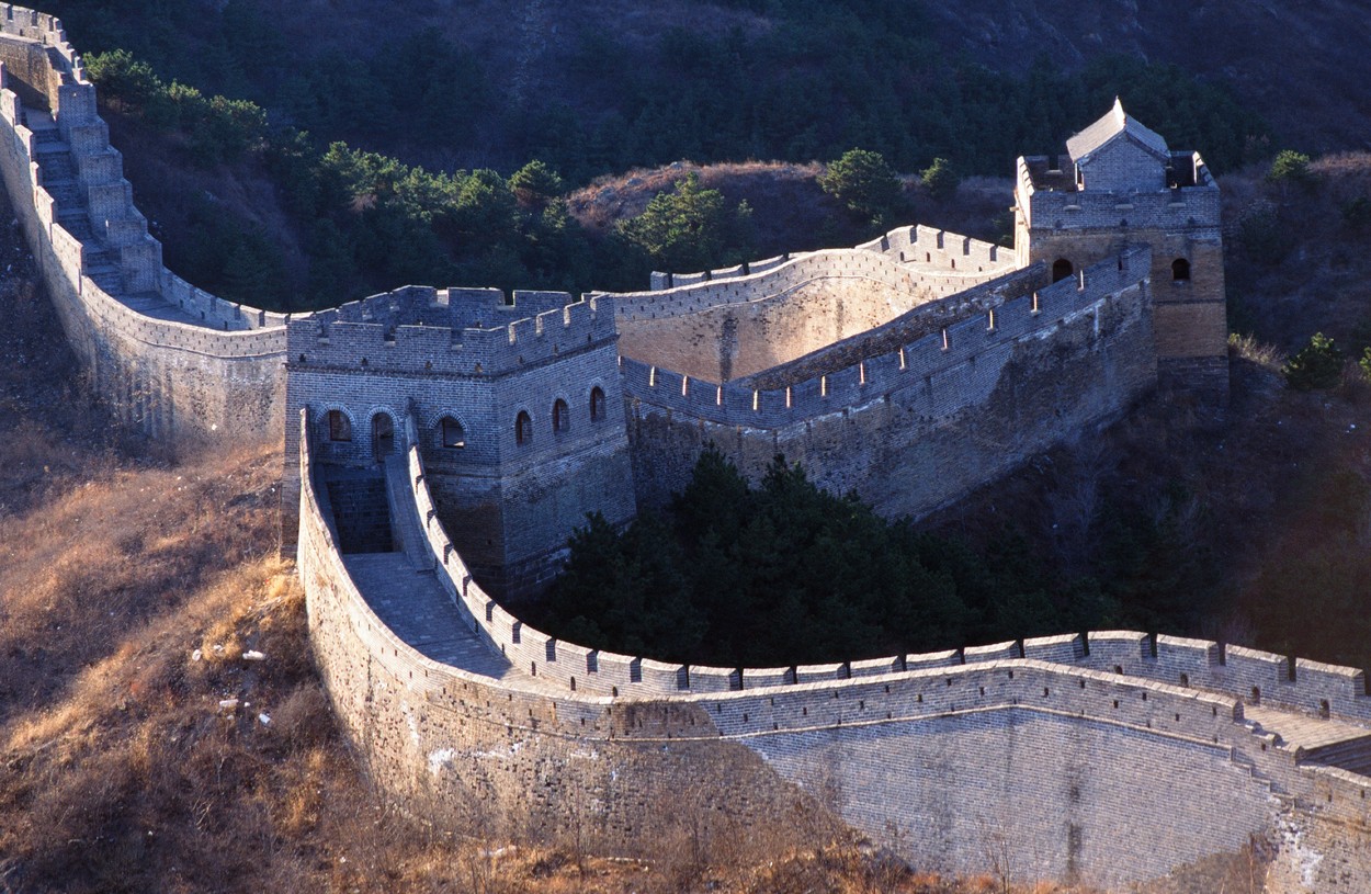 Doi oameni au făcut o gaură cu excavatorul în Marele Zid Chinezesc ca să ajungă mai repede la muncă