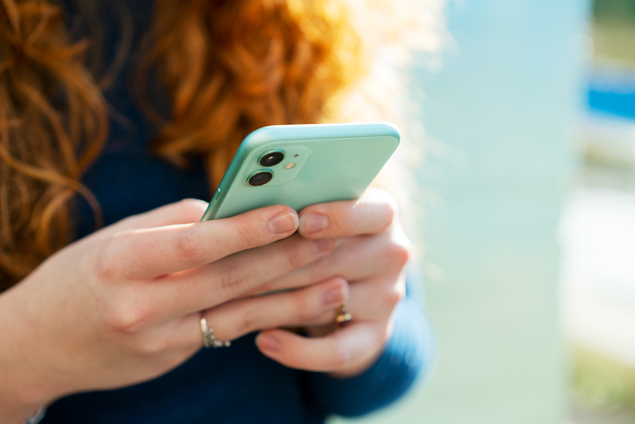 O elevă din Arad a fost trimisă în judecată pentru jigniri pe Instagram. Cum s-a apărat adolescenta