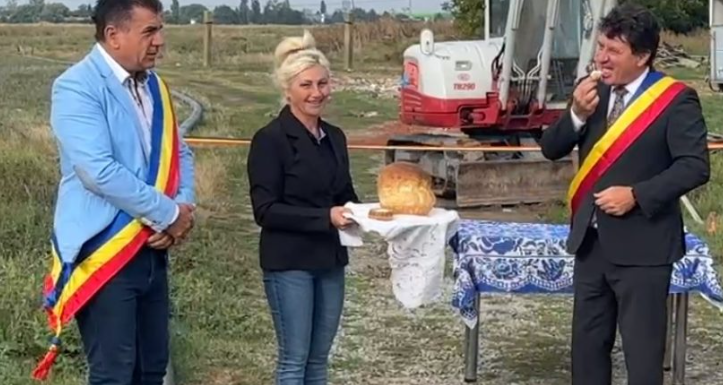 Ceremonie fastuoasă cu pâine, sare și tăiat de panglică, într-o comună din Arad, deși nu s-a inaugurat nimic