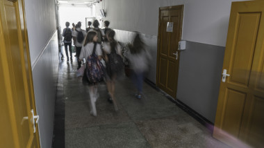 elevi copii culoar hol scoala