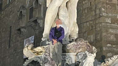 Un turist german a urcat pe o statuie din secolul 16 din Florența ca să-și facă un selfie și a stricat-o