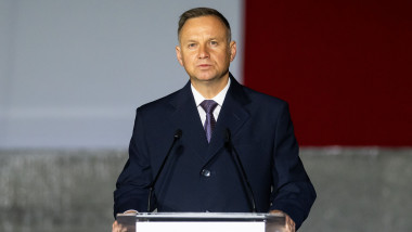 andrzej duda, președintele Poloniei în fața unui pupitru