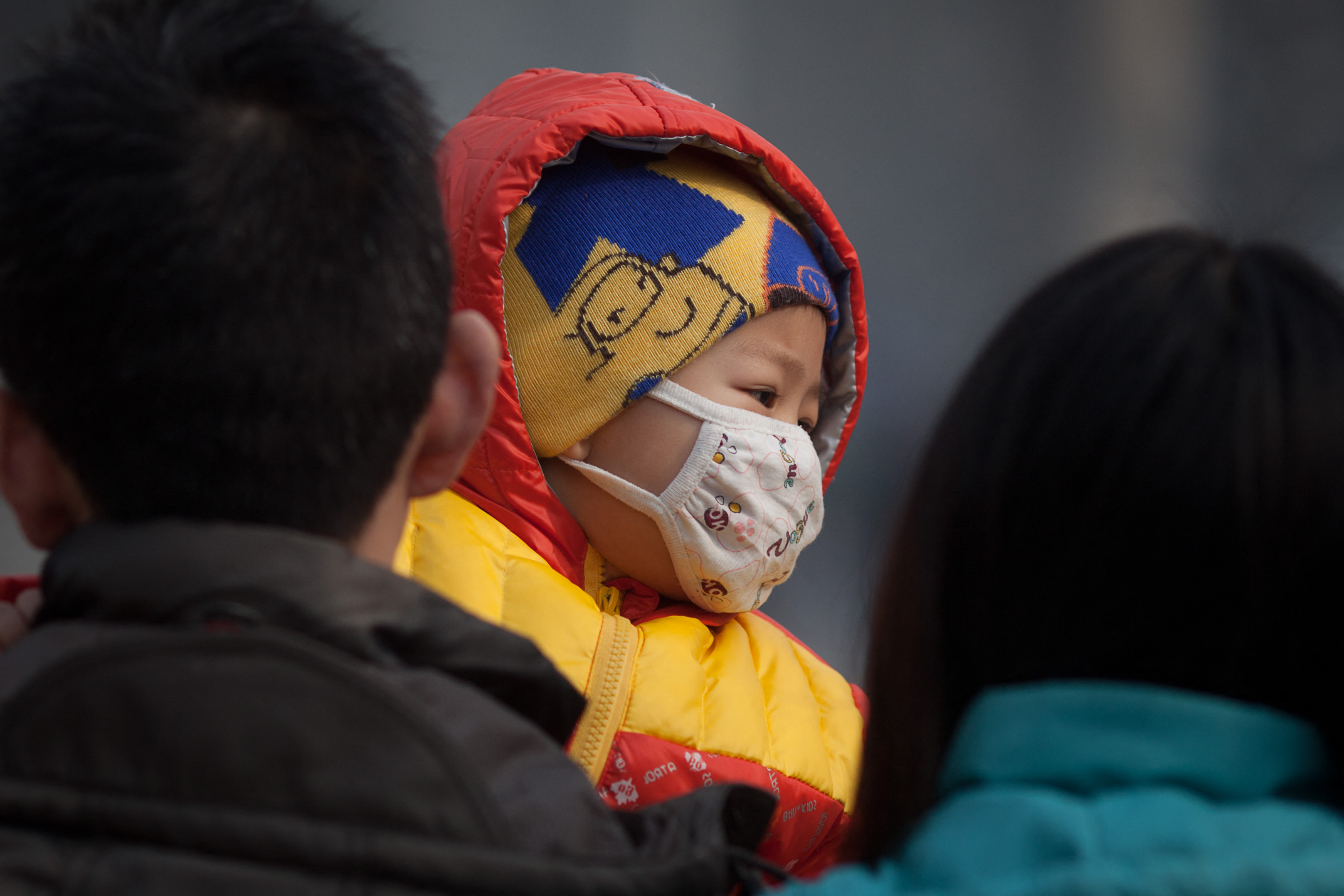 Poluarea aerului ucide copiii mici. UNICEF avertizează că bebelușii duc povara cea mai grea