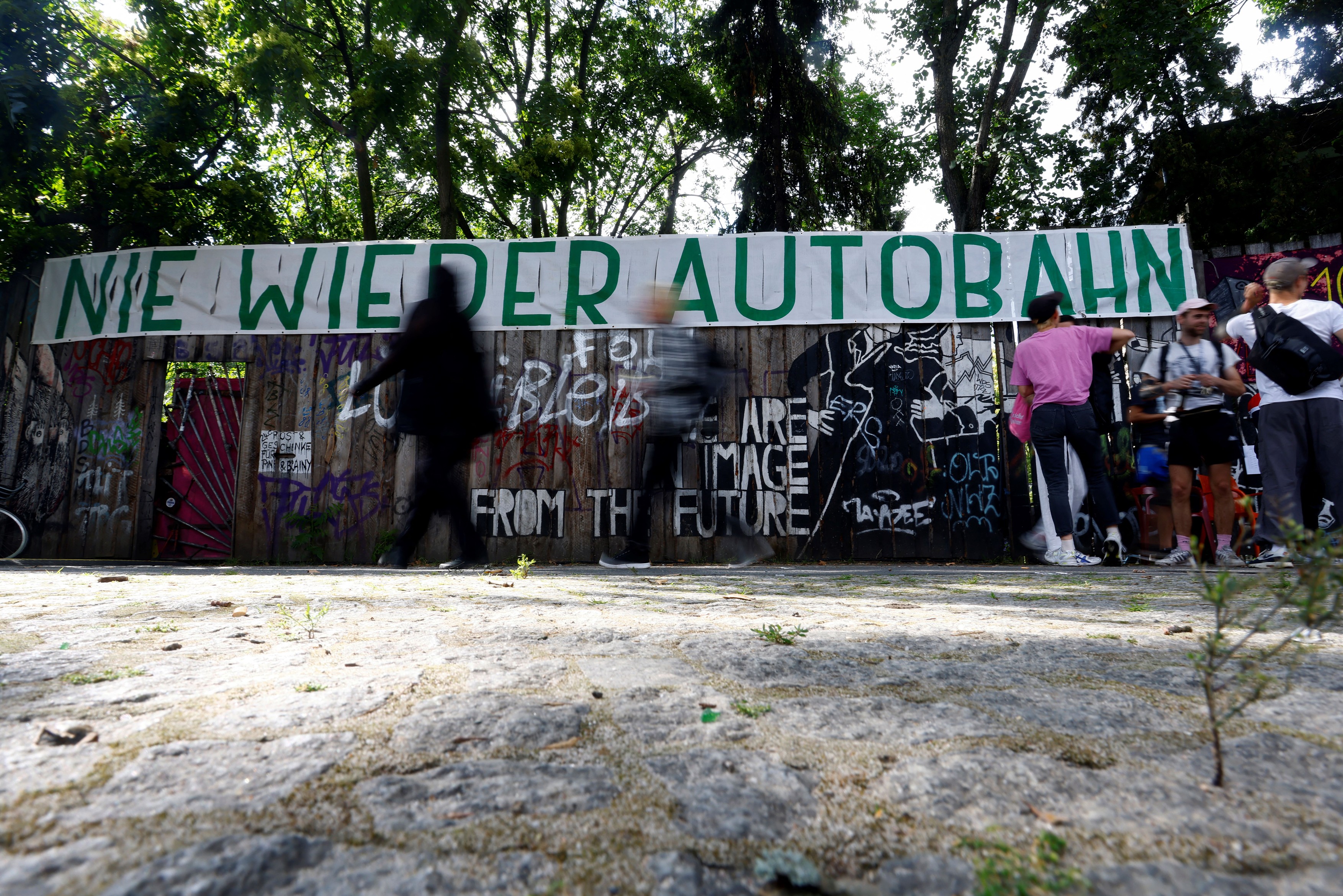 Clubberii și activiștii de mediu din Berlin luptă împotriva extinderii autostrăzii A100. Ce îi unește