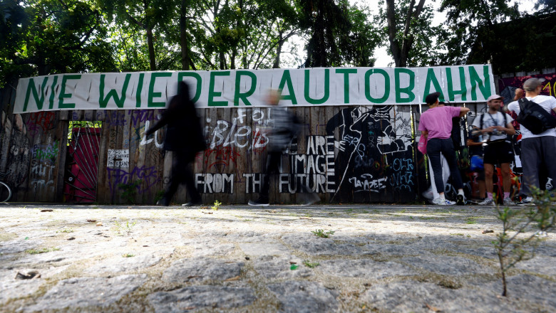 banner pe care scrie nu vrem autostrada în berlin