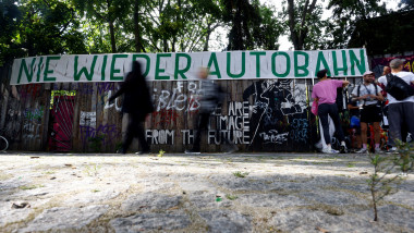 banner pe care scrie nu vrem autostrada în berlin