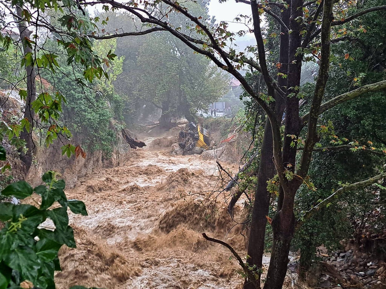 Stare de urgență în Bulgaria, unde inundațiile au făcut prăpăd. Sat de vacanță din Burgas distrus de puhoaie, râuri de noroi pe străzi