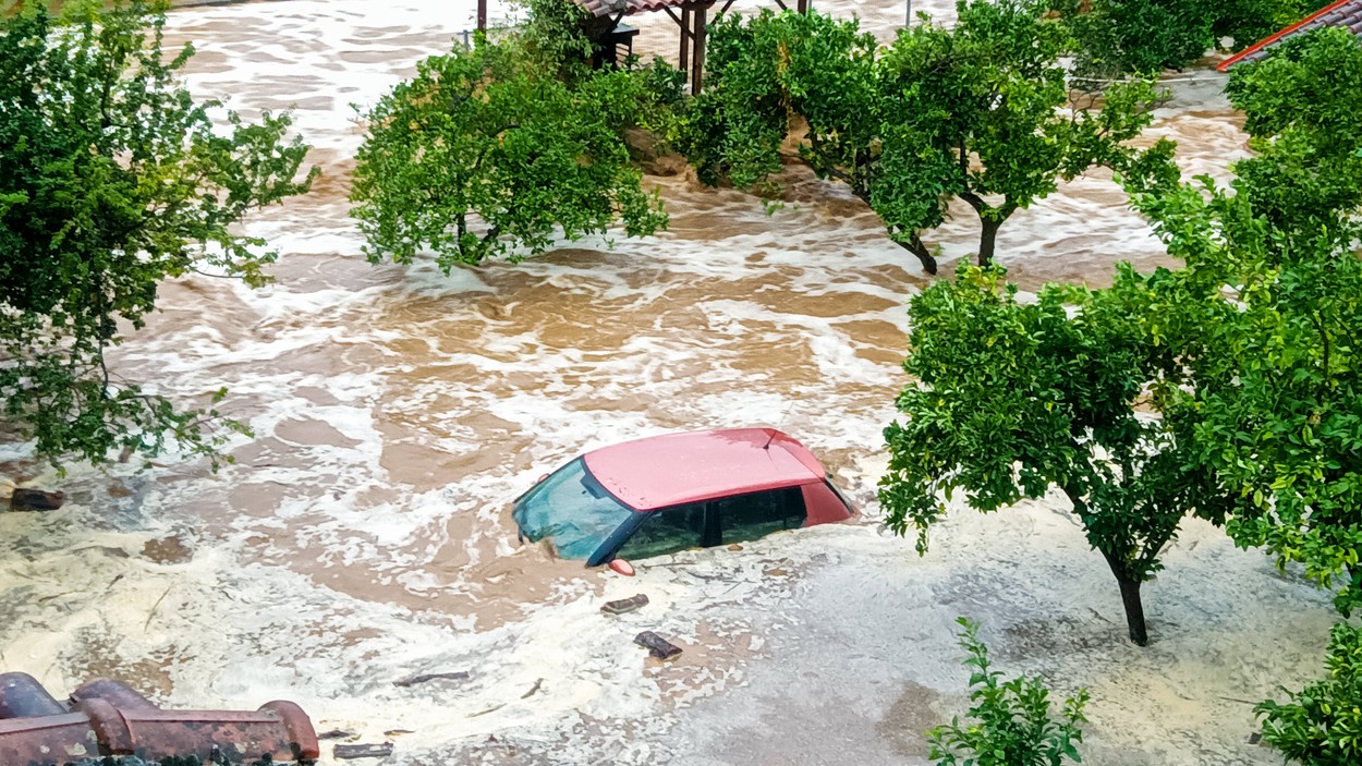 Șapte oameni au murit în inundațiile devastatoare din Grecia, Turcia și Bulgaria. Imagini cu misiuni dramatice de salvare
