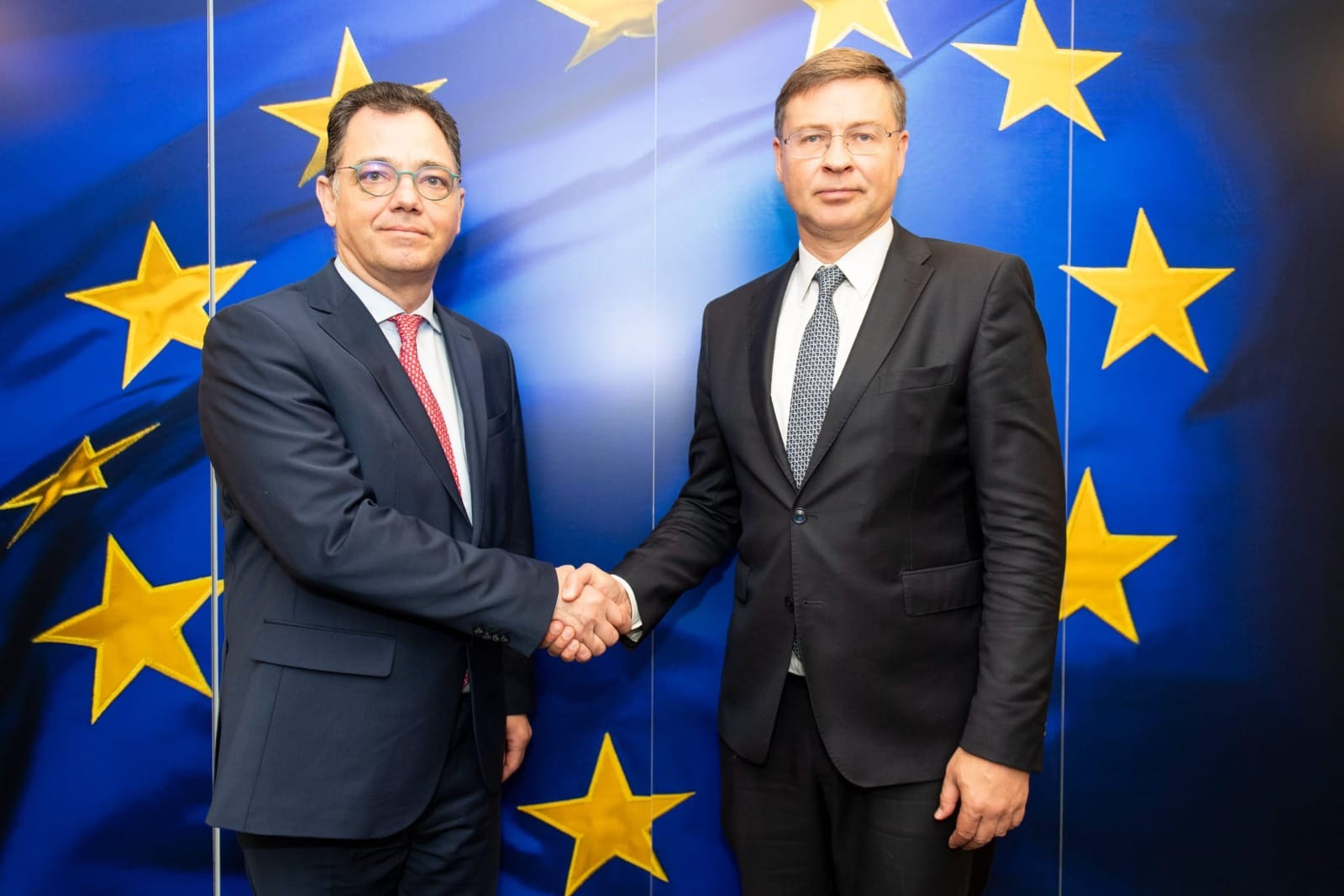 Guvernul vrea „flexibilitate” din partea CE în privința deficitului bugetar. Ministrul Economiei, întâlnire cu Valdis Dombrovskis