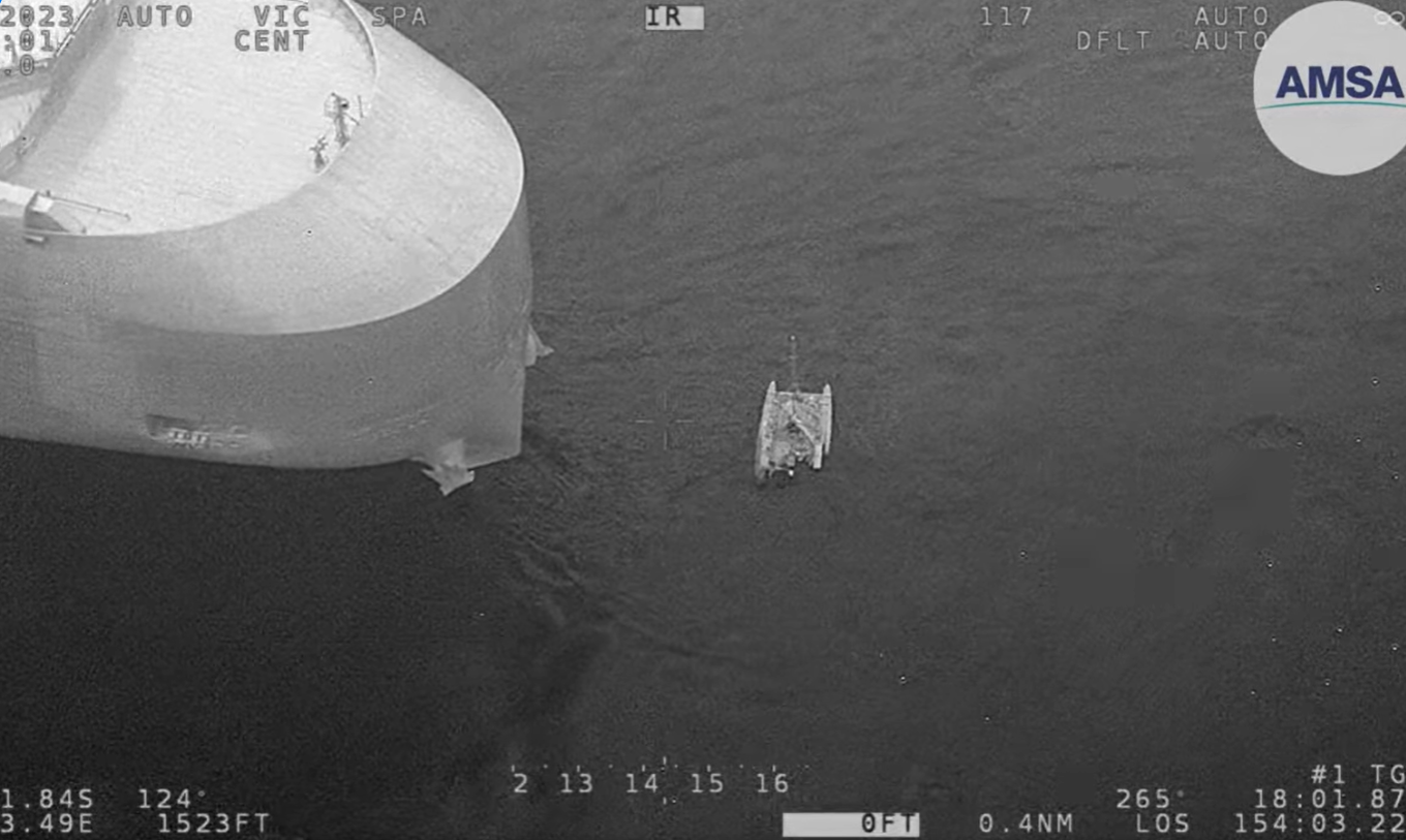 Rechinii au atacat și distrus un iaht în largul Australiei. Trei persoane au fost salvate de o navă aflată în zonă