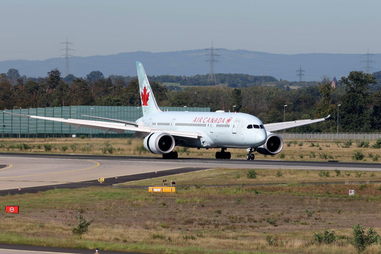 Doi pasageri au fost dați jos dintr-un avion pentru că au refuzat să se așeze pe locuri pline de vomă