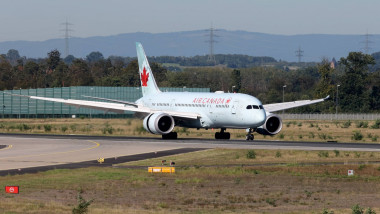 Ein Flugzeug der Fluggesellschaft Air Canada, Boeing 787-8 Dreamliner, Kennung C-GHPY ist auf dem Flughafen Frankfurt a.