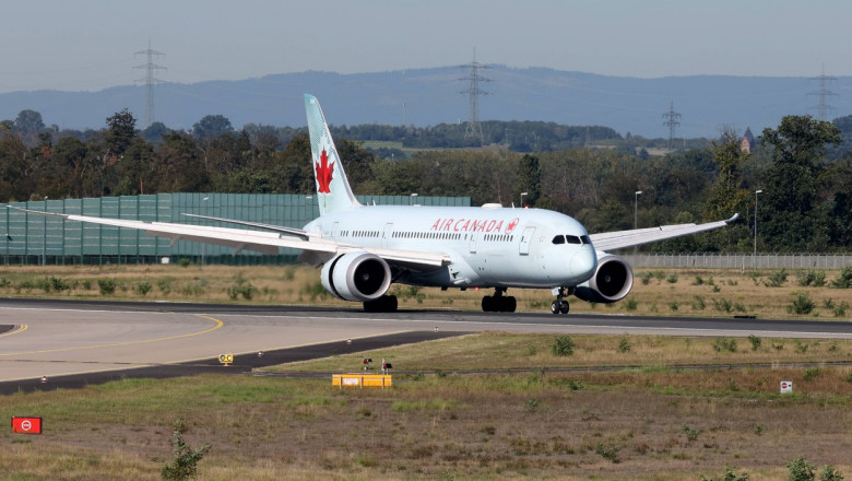 Ein Flugzeug der Fluggesellschaft Air Canada, Boeing 787-8 Dreamliner, Kennung C-GHPY ist auf dem Flughafen Frankfurt a.
