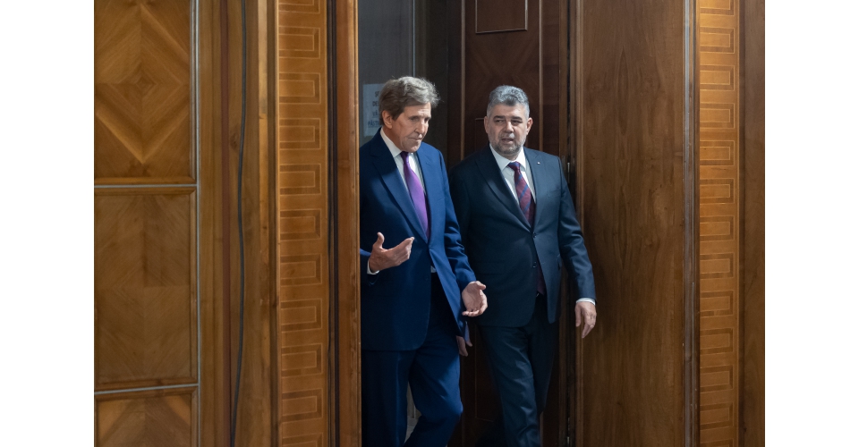 Marcel Ciolacu a discutat cu John Kerry despre intensificarea cooperării româno-americane pentru consolidarea I3M